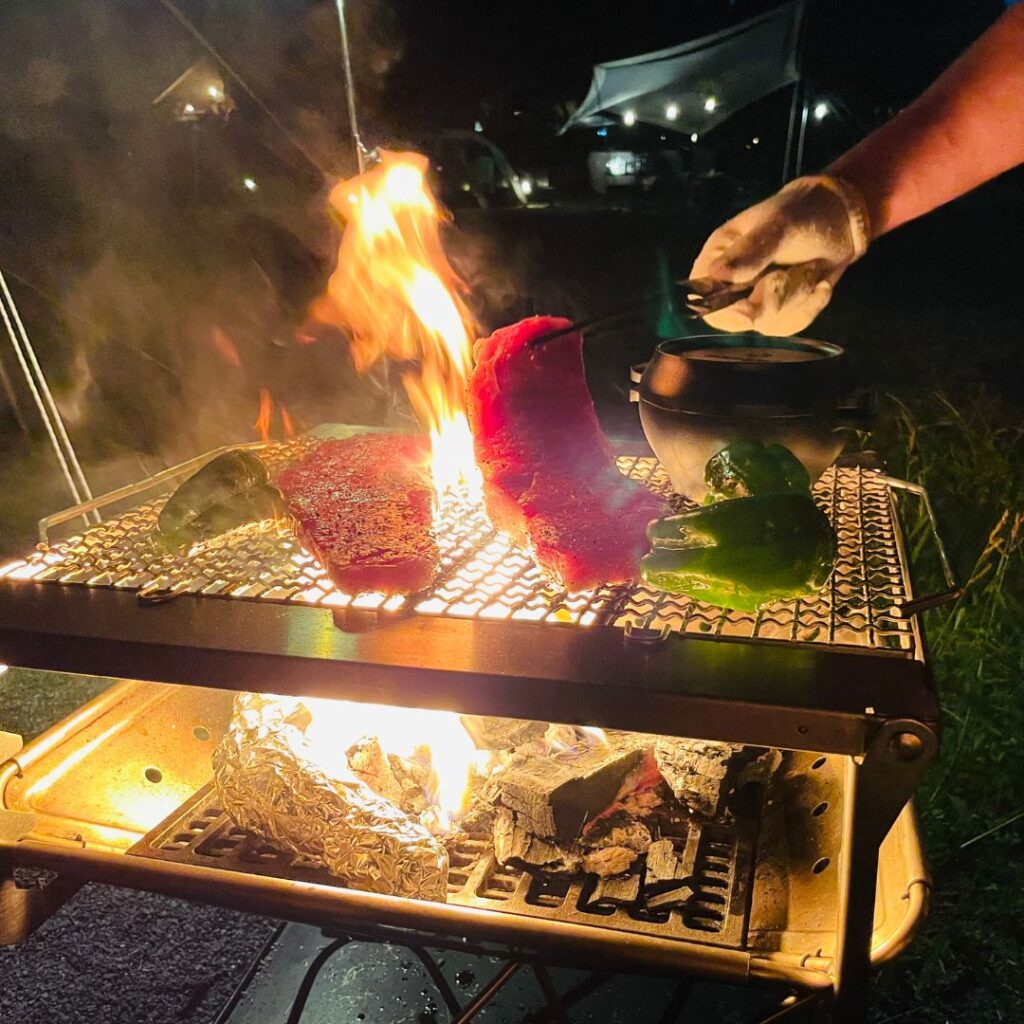 スノーピークキャンプ場でBBQをしている様子