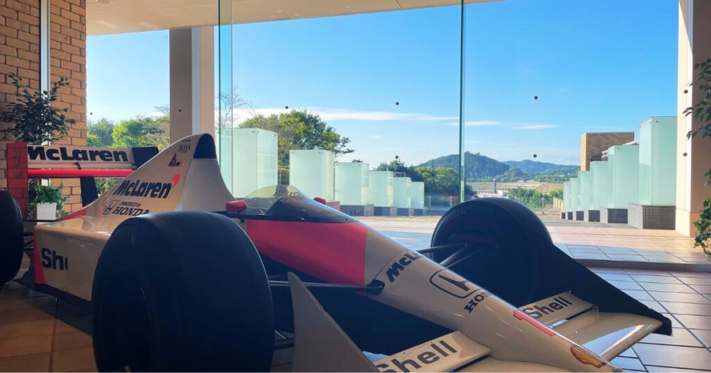 モビリティリゾートもてぎホテルロビーの様子、レーシングカー