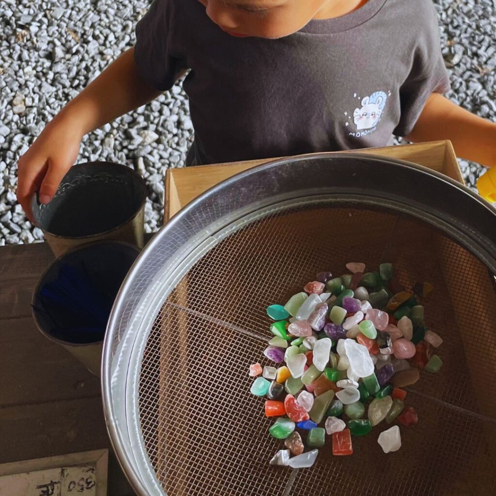 子どもが発掘終了後石の測量をしている様子