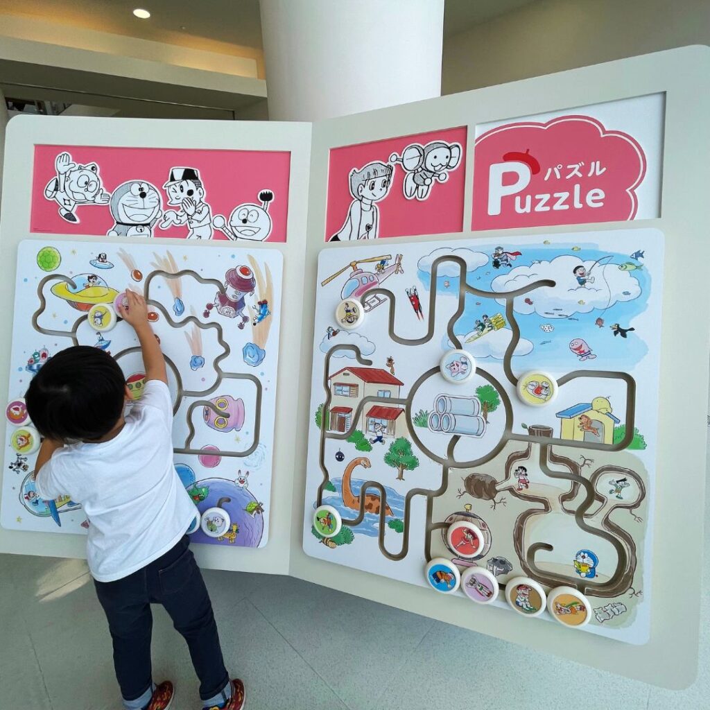 子どもがパズルをする